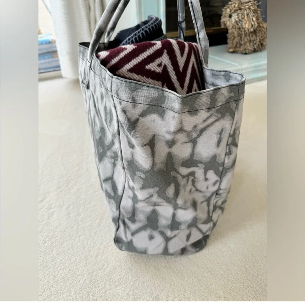 ALO Yoga Black and Gray Tie-Dye Tote Bag - Picture 4 of 4